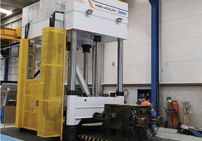 A large die spotting press for verifying the precise contact surfaces of two-part molds in the automotive and aerospace industries.