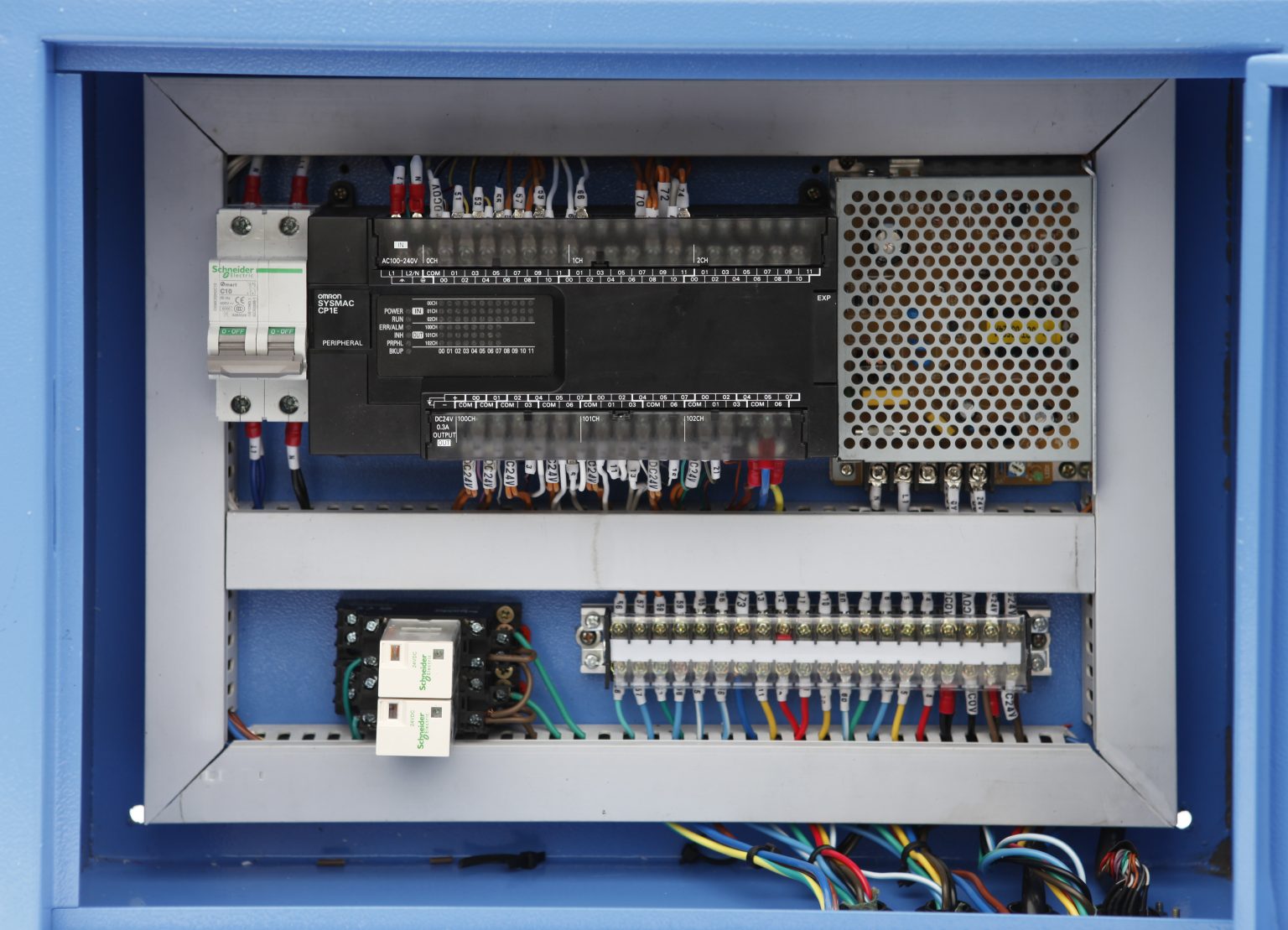 A hydraulic quick die and mould changing system for automated and efficient die clamping on press machines.