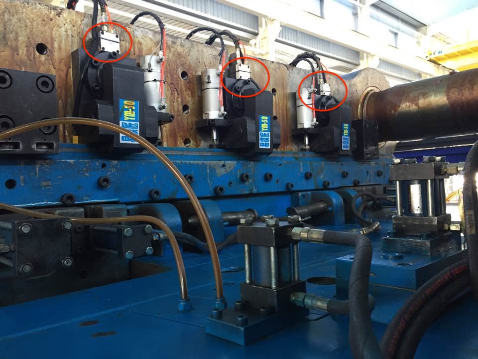 A hydraulic quick die and mould changing system for automated and efficient die clamping on press machines.